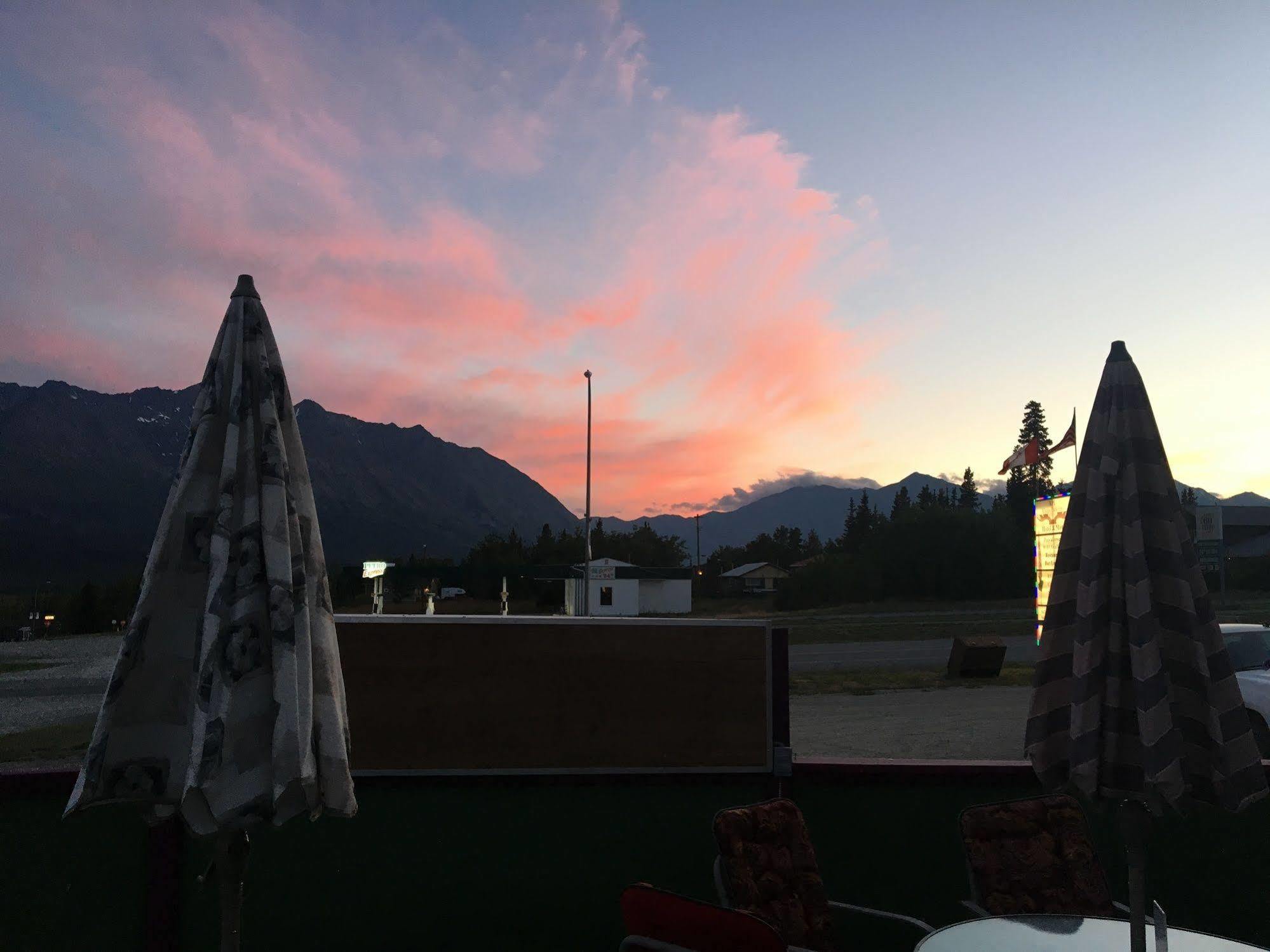 Kluane Park Inn Haines Junction Exterior foto