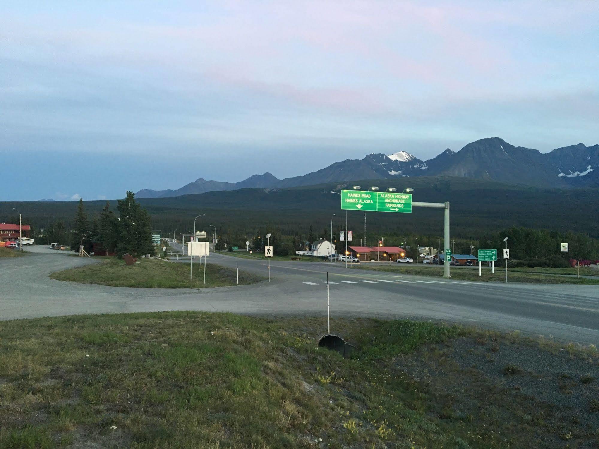 Kluane Park Inn Haines Junction Exterior foto